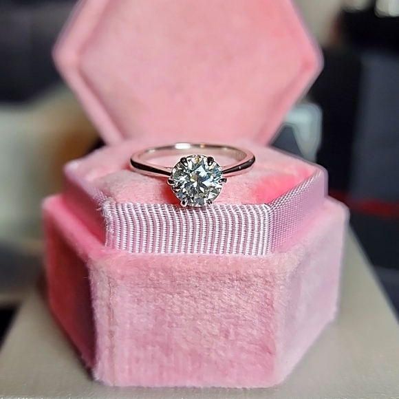 NWT Stunning 1ct Moissanite Engagement Ring w/Paperwork - Picture 5 of 17